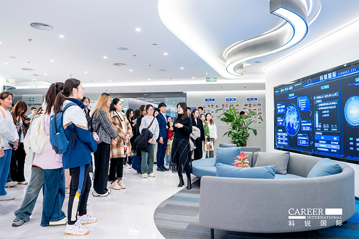 知名人力资源供应商ballbet艾佛森体官网国际在企业参访活动中为拜访嘉宾与学生介绍公司基本情况